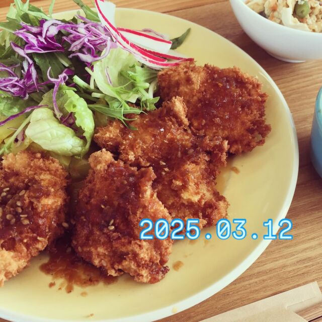 2025.03.12(水)

こんにちは❣️こたま食堂です。

お天気になりましたね😊

テラス席ご用意してお待ちしています‼️

今日の日替わりランチは

Ａ

メンチカツ以外
メニュー表のメインどれでもOK

Ｂ

オムライス

ハヤシライス

ドライカレー

明日は定休日です。
よろしくお願いします🌱

#こたま食堂#できたて#揚げたて#ご飯おかわり3杯までOK#宮前駅周辺#和歌山ランチ#和歌山グルメ#電車が見られるお店#ガラス張り