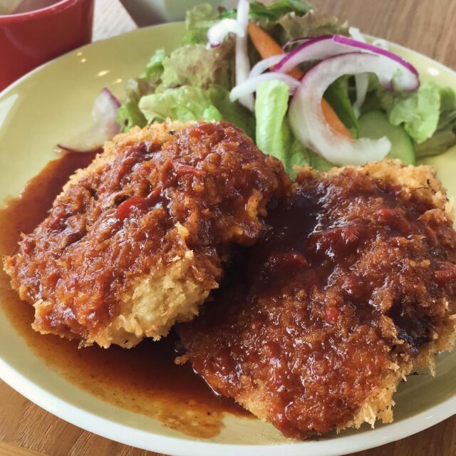 2025.03.25(火)

こんにちは❣️こたま食堂です。

天気が良くて、暖かいです😊
テラス席ご用意してお待ちしています♪
桜🌸の季節になってきましたね

今日の日替わりランチは

Ａ
メニュー表のメインどれでも🆗

Ｂ

ドライカレー

ハヤシライス

皆様のお越しをお待ちしています。

明日、明後日は定休日です
よろしくお願いします‼️

#こたま食堂#できたて#揚げたて#ご飯おかわり3杯までOK#宮前駅周辺#和歌山ランチ#和歌山グルメ#電車が見られるお店#ガラス張り