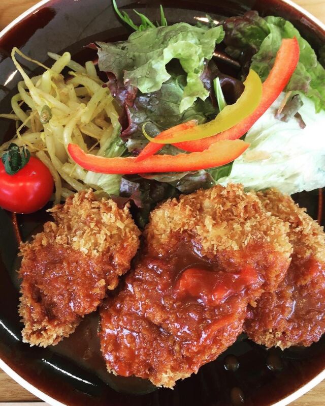 2025.05.09.
こんにちは、こたま食堂です😋
・
GW明けてちょっとダルいですね、
今日を乗り切れば週末です😋
頑張りましょう♪
・
本日日替わりランチ
A
ミンチカツ以外
メインメニュー表全てOK
・
B
ハヤシライス
・
ドライカレー
・
オムライス
・
皆様のご来店をお待ちしてます♪
金土日ディナー営業日です♪
・
#こたま食堂#できたて#揚げたて#ご飯おかわり3杯までOK#宮前駅周辺#きのくに線沿い#電車が見られるお店🚃
#こたまランチ#おこさまランチ#和歌山ランチ