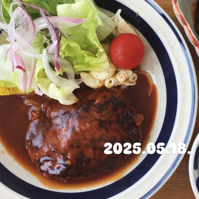 2025.05.18.
こんにちは、こたま食堂です😋
・
今日は風が涼しいですね🤭
・
本日日替わりランチ
A
とり天
•
ヒレカツ
•
ハンバーグ
•
魚フライ
・
B
ハヤシライス
・
ドライカレー
・
皆様のご来店をお待ちしてます♪
金土日ディナー営業日です♪
・
#こたま食堂#できたて#揚げたて#ご飯おかわり3杯までOK#宮前駅周辺#きのくに線沿い#電車が見られるお店🚃
#こたまランチ#おこさまランチ#和歌山ランチ
