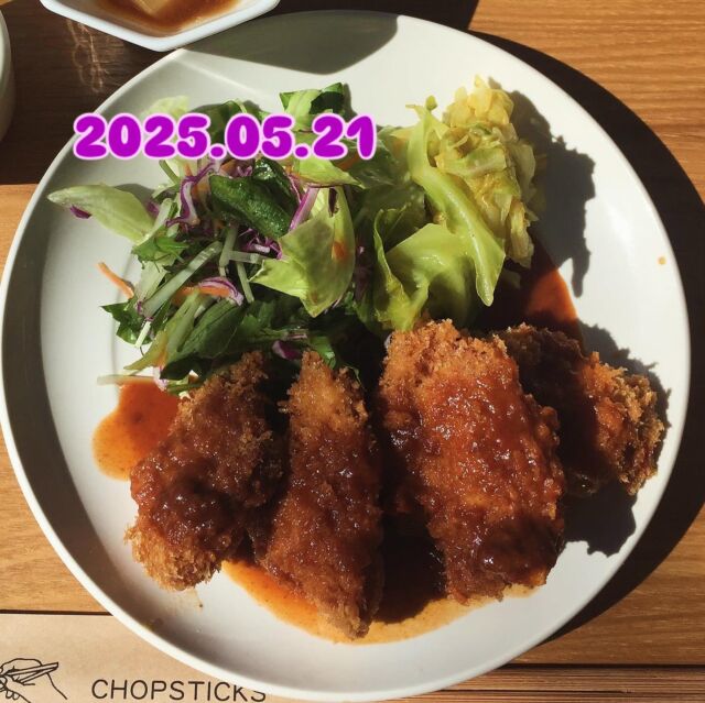 2025.05.21(水)

こんにちは❣️こたま食堂です。

今週23日まで㊗️8周年を記念しまして
ドリンクセットの中からドリンクサービスしています😊

今日の日替わりランチは

Ａ

メニュー表のメインどれでも🆗

Ｂ

ハヤシライス

オムライス

ドライカレー

明日は定休日です。
よろしくお願いします🌱

#こたま食堂#できたて#揚げたて#ご飯おかわり3杯までOK#宮前駅周辺#和歌山ランチ#和歌山グルメ#電車が見られるお店#ガラス張り