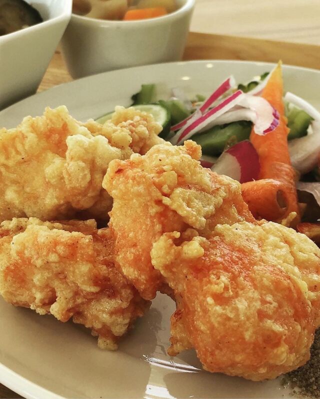 2025.07.01.
こんにちは、こたま食堂です😋
・
今日から7月！
夏本番です♪
お出かけの際はぜひこたま食堂で腹ごしらえをして
夏満喫してください☀️
・
本日日替わりランチ
A
メインメニュー表の中からお一つお選びください
・
B
オムライス
・
ドライカレー
・
ハヤシライス
・
皆様のご来店をお待ちしてます♪
・
#こたま食堂#できたて#揚げたて#洋食と家庭料理#宮前駅周辺#こたまランチ
#おこさまランチ#電車が見られるお店#テラス席ペット同伴可#和歌山南ICより車で15分ぐらい#和歌山ランチ#wakayama#ご飯おかわり3杯までOK#軽食もあります