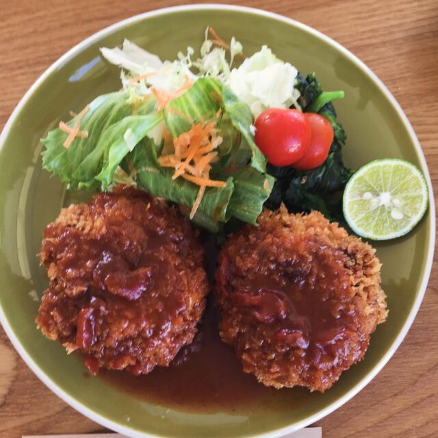 2024.07.06(日)

こんにちはこたま食堂です☀️
今日も外がとても暑いですが熱中症対策しっかりして張り切っていきましょう！！💪🏻

・

🅰️ランチセット
・
白身魚とエビフライ
・
ハンバーグ
・
ミンチカツ

のどれか。

🅱️ランチセット
・
ドライカレー
or
ハヤシライス

です！

📝ランチのご予約は、オープン時11:00〜の時間帯のご予約のみお電話にて承っております。以降は、お店に来ていただいての先着順となっております。
よろしくお願いいたします🤲🏻
・
📝ディナー(金土日の夜)のご予約は何時でも受け付けております。
お電話にてよろしくお願いいたします🤲🏻

🚗駐車場の台数が限られているのでご来店の際は、出来るだけ乗り合わせをよろしくお願いします🙇🏻‍♀️

皆様のご来店をお待ちしてます🐶🐾

・
#こたま食堂#ディナー営業日#ご飯おかわり3杯までOK#できたて#揚げたて#ご飯おかわり3杯までOK#電車が見られるお店#ガラス張り#宮前駅周辺#wakayama
・