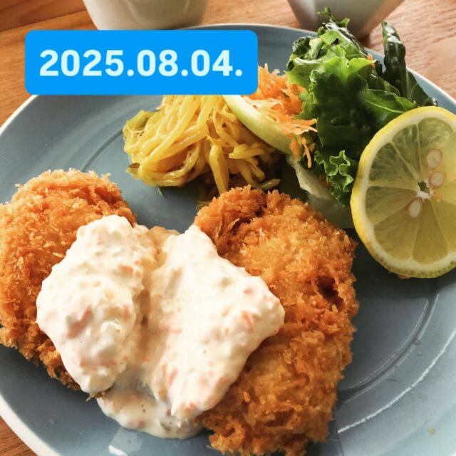 2025.08.04.
こんにちは、こたま食堂です😋
・
毎日暑いですがこたま食堂のバランス良いお惣菜とお食事で乗り切りましょう！
・
本日日替わりランチ
A
しょうが焼き以外
メインメニュー表どれでもOK
・
B
チキンカツとじ
・
オムライス
・
ハヤシライス
・
ドライカレー
・
皆様のお越しをお待ちしてます😋
・
#こたま食堂#できたて#あげたて#ご飯おかわり3杯までOK#宮前駅周辺#和歌山ランチ#電車が見られるお店#テラス席ペット同伴可#わかやまペイ
