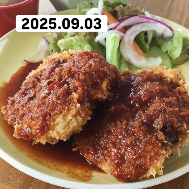 2025.09.03(水)

こんにちは❣️こたま食堂です

昼間はまだまだ暑いですが、朝夕は少しずつ秋の気配ですね🍂

今日の日替わりランチは

Ａ

メニュー表のメインどれでも🆗

Ｂ

オムライス

ドライカレー

ハヤシライス

明日は定休日です
よろしくお願いします‼️

#こたま食堂#できたて#揚げたて#ご飯おかわり3杯までOK#宮前駅周辺#電車が見られるお店#ガラス張り