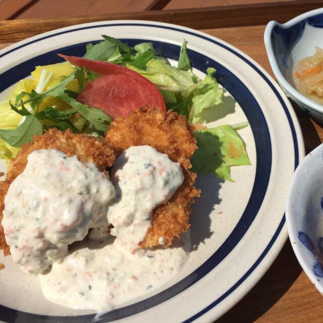 2025.09.09.
こんにちは、こたま食堂です😋
・
先日より臨時休業頂きありがとうございました
今日から通常開店となります。
ご来店・予約されていた方々、申し訳ございませんでした。
・
🍽️lunch11:00〜15:00（os14:30）
予約はお電話で承っていますが
11：00ご来店の方のみとなっております。
ご理解ご了承の程よろしくお願いします。
・
本日日替わりランチ
A
（ミンチカツ以外）
メインメニュー表から一品お選びください
・
B
オムライス
・
ドライカレー
・
ハヤシライス
・
皆様のお越しをお待ちしております♪
・
#こたま食堂#できたて#揚げたて#宮前駅周辺#和歌山ランチ#wakayama#テラス席ペット同伴可#電車が見られるお店🚃#洋食と家庭料理#おこさまランチ#こたまランチ