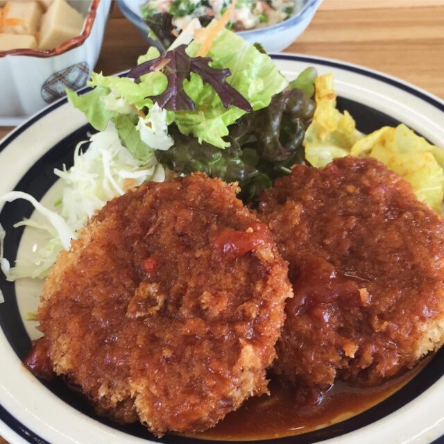 2025.09.15.
こんにちは、こたま食堂です😋
・
3連休最後の日！
皆様の休日のランチにこたま食堂をぜひどうぞ🤗
・
本日日替わりランチ
A
ヒレカツ
・
ハンバーグ
・
ミンチカツ
・
魚とエビフライ
・
B
オムライス
・
ドライカレー
・
ハヤシライス
・
皆様のお越しをお待ちしております♪
・
#こたま食堂#できたて#あげたて#洋食と家庭料理#宮前駅周辺#和歌山ランチ#わかやまペイ#こたまランチ#おこさまランチ#wakayama#テラス席ペット同伴可#電車が見られるお店🚃