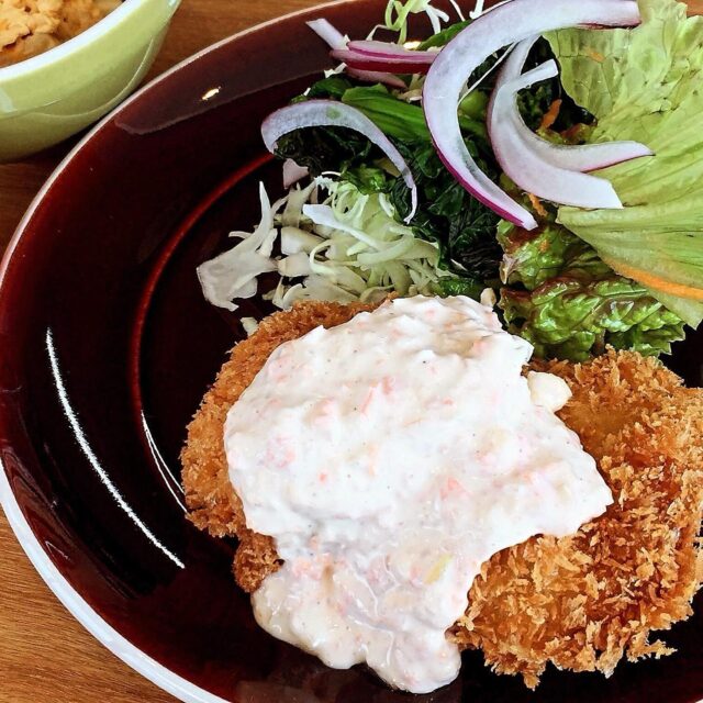 2024.10.19(日)

こんにちはこたま食堂です☀️
ポカポカ温かい日差しで少し肌寒い秋の季節に変わってきましたね🍂季節の変わり目体調にはお気をつけてください😌

📢お知らせ📢
10/31金曜日(夜の部)は、貸し切りのためご利用できません。よろしくお願いいたします🙇‍♂️
・

🅰️ランチセット
・
白身魚のフライとエビフライ
・
ハンバーグ
・
チキンカツ
.
とり天

のどれか。

🅱️ランチセット
・
ドライカレー
or
ハヤシライス
or
オムライス

です！

📝lunch11:00〜15:00（os14:30）
予約はお電話で承っていますが、11：00ご来店の方のみとなっております。11：00以降は先着順でご案内です🎵
ご理解ご了承の程よろしくお願いします。
・
📝ディナー(金土日の夜)のご予約は何時でも受け付けております。
お電話にてよろしくお願いいたします🤲🏻

🚗駐車場の台数が限られているのでご来店の際は、出来るだけ乗り合わせをよろしくお願いします🙇🏻‍♀️

皆様のご来店をお待ちしてます🐶🐾

・
#こたま食堂#ディナー営業日#ご飯おかわり3杯までOK#できたて#揚げたて#ご飯おかわり3杯までOK#電車が見られるお店#ガラス張り#宮前駅周辺#wakayama
・
