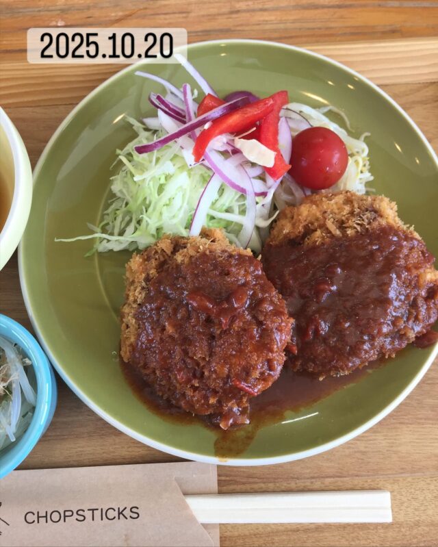2025.10.20(月)

こんにちは❣️こたま食堂です

食べ物が美味しい季節ですね〜🍚🍠🌰
バランスのとれたお食事で、お待ちしています
秋を楽しみましょう🍂

今日の日替わりランチは

Ａ

メニュー表のメインどれでもOK

Ｂ

ハヤシライス

ドライカレー

チキンカツとじ

皆様のお越しをお待ちしています‼️

#こたま食堂#できたて#揚げたて#ご飯おかわり3杯までOK#宮前駅周辺#和歌山グルメ#こたまランチ#お子さまランチ#電車が見られるお店#ガラス張り
