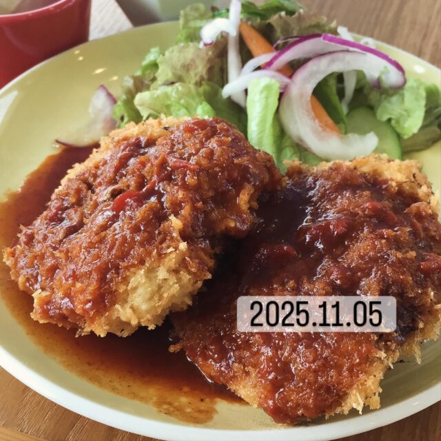 2025.11.05(水)

こんにちは❣️こたま食堂です

今夜は、満月が最も地球に近づく、スーパームーン🌕
ですね♪
お天気悪そうですが見えるでしょうか❓😊

今日の日替わりランチは

Ａ

メニュー表のメインどれでもOK
 (からあげ以外)

Ｂ

オムライス

ドライカレー

ハヤシライス

明日は定休日です🍁

#こたま食堂#できたて#揚げたて#ご飯おかわり3杯までOK#宮前駅周辺#和歌山グルメ#こたまランチ#お子さまランチ#電車が見られるお店#ガラス張り