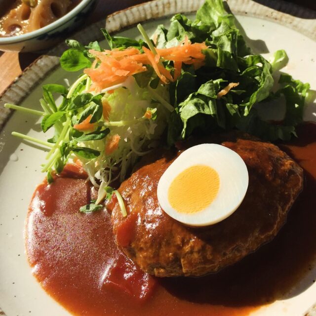 2024.11.2(日)

こんにちはこたま食堂です☀️
昨日は夜雨がパラパラ降ってびっくり〜今日はお天気良いらしいのでテラス席どうぞ〜💁🏻‍♀️

今日の日替わりランチ
🅰️ランチセット
・
白身魚のフライ
・
ハンバーグ
・
チキンカツ
.
とり天

のどれか。

🅱️ランチセット
・
ドライカレー
or
ハヤシライス

です！

📝lunch11:00〜15:00（os14:30）
予約はお電話で承っていますが、11：00ご来店の方のみとなっております。11：00以降は先着順でご案内です🎵
ご理解ご了承の程よろしくお願いします。
・
📝ディナー(金土日の夜)のご予約は何時でも受け付けております。
お電話にてよろしくお願いいたします🤲🏻

🚗駐車場の台数が限られているのでご来店の際は、出来るだけ乗り合わせをよろしくお願いします🙇🏻‍♀️

皆様のご来店をお待ちしてます🐶🐾

・
#こたま食堂#ディナー営業日#ご飯おかわり3杯までOK#できたて#揚げたて#ご飯おかわり3杯までOK#電車が見られるお店#ガラス張り#宮前駅周辺#wakayama
・