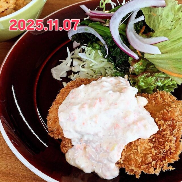 2025.11.07(金)

こんにちは❣️こたま食堂です

今日は立冬ですね
暦の上では冬の始まりです🪾

冬支度を意識して、体調管理に気をつけましょう😊

今日の日替わりランチは

Ａ

メニュー表のメインどれでも🆗

Ｂ

ハヤシライス

ドライカレー

オムライス

本日はディナー営業日です♪

#こたま食堂#できたて#揚げたて#ご飯おかわり3杯までOK#宮前駅周辺#和歌山グルメ#こたまランチ#お子さまランチ#電車が見られるお店#ガラス張り