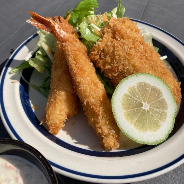 2024.11.3(月・祝)

こんにちはこたま食堂です☀️
今日はなんだか日は温かいけど肌寒いですね🥹テラス席ご利用の際は一枚羽織れるものがある方が良いかもしれません😌

今日の日替わりランチ
🅰️ランチセット
・
白身魚とエビフライ
・
ハンバーグ
・
チキンカツ
.
ミンチカツ

のどれか。

🅱️ランチセット
・
ドライカレー
or
ハヤシライス

です！

📝lunch11:00〜15:00（os14:30）
予約はお電話で承っていますが、11：00ご来店の方のみとなっております。11：00以降は先着順でご案内です🎵
ご理解ご了承の程よろしくお願いします。
・
📝ディナー(金土日の夜)のご予約は何時でも受け付けております。
お電話にてよろしくお願いいたします🤲🏻

🚗駐車場の台数が限られているのでご来店の際は、出来るだけ乗り合わせをよろしくお願いします🙇🏻‍♀️

皆様のご来店をお待ちしてます🐶🐾

・
#こたま食堂#ディナー営業日#ご飯おかわり3杯までOK#できたて#揚げたて#ご飯おかわり3杯までOK#電車が見られるお店#ガラス張り#宮前駅周辺#wakayama
・