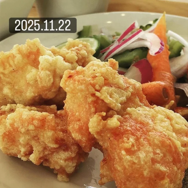 2025.11.22(土)

こんにちは❣️こたま食堂です

今日から、三連休ですね、良いお天気です☀️
テラス席、電車を見ながらお食事どうですか〜😋

今日の日替わりランチは

Ａ

ハンバーグ

ポークロースカツ

チキンカツ

白身魚のフライとエビフライ

Ｂ

ドライカレー

ハヤシライス

オムライス

本日はディナー営業日です🍂

#こたま食堂#できたて#揚げたて#ご飯おかわり3杯までOK#宮前駅周辺#和歌山グルメ#こたまランチ#お子さまランチ#電車が見られるお店#ガラス張り